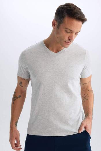 DeFacto 100% Cotton Regular Fit V-Neck Cotton Basic Plain Short Sleeve T-Shirt D7938Ax25Sp