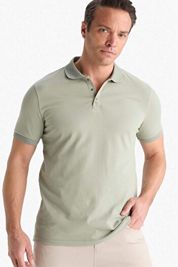 DeFacto Slim Fit, schmal geschnittenes, kurzärmliges, strukturiertes Basic-T-Shirt mit Polokragen T5259AZ25SM