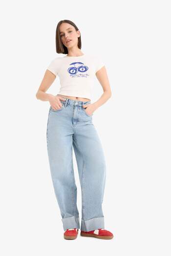 DeFacto Coool Tailliertes, geripptes Kurzarm-T-Shirt mit Rundhalsausschnitt und Aufdruck E8476AX25SP