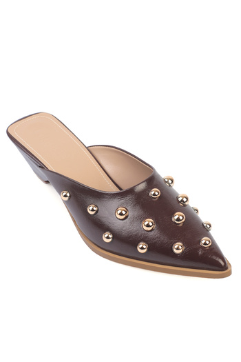 Capone Outfitters Γυναικείες παντόφλες Meredith με μεταλλικά αξεσουάρ με μυτερή μύτη και κλειστή μύτη