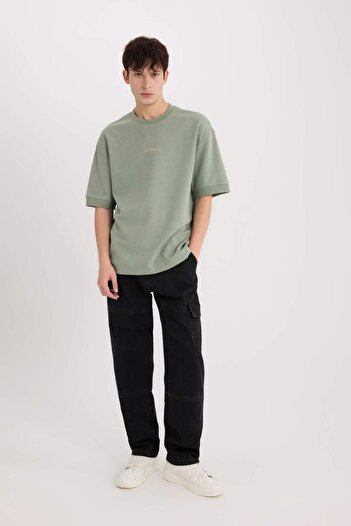 DeFacto Bedrucktes T-Shirt aus schwerem Stoff mit lockerer Passform und Rundhalsausschnitt D8462AX25SP