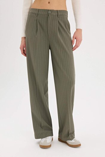 DeFacto Wide Leg Klasik Kumaş Palazzo Pantolon Pensli Çift Cepli Normal Bel Standart Boy D5066AX25SP