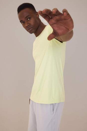 DeFacto DeFactoFit Stretchy Fabric Standard Fit Crew Neck με εμπριμέ μπλουζάκι με κοντό μανίκι D7304AX25SP