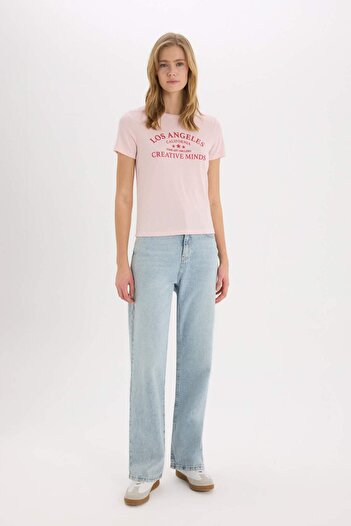 DeFacto Bedrucktes, geripptes Kurzarm-T-Shirt mit normaler Passform und Rundhalsausschnitt E5066AX25SP