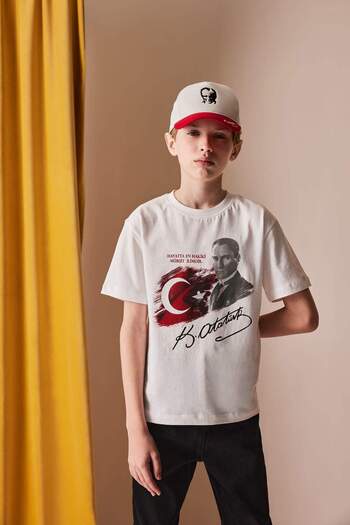 DeFacto Erkek Çocuk Bisiklet Yaka Atatürk Baskılı Kısa Kollu Tişört E0812A825SM
