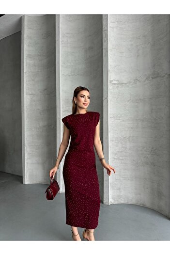 Moda Palmiss Γυναικείο μίντι φόρεμα με λεπτομέρεια από πέτρα μπορντό με επένδυση ώμου