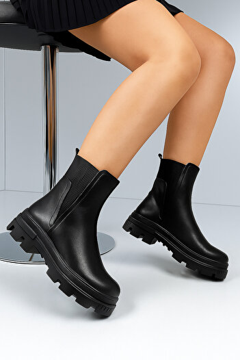 İmerShoes Kadın Günlük Lastik Detay Fermuarlı Kalın Kaymaz Taban Siyah Cilt Bot Postal 7444