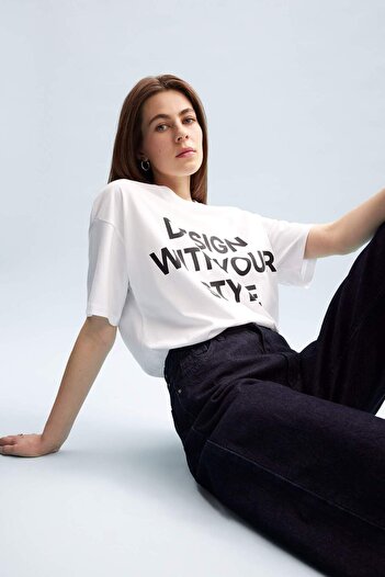 DeFacto Oversize Wide Fit Crew λαιμόκοψη με εμπριμέ casual κοντομάνικο μπλουζάκι E5059AX25SP