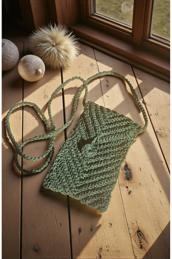 Pirene Liora Phone Bag – Hand Knitted, Flap Design