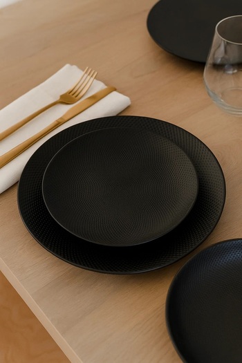 OEM 18-piece dinnerware set, 6 people, caviar black, round shape, porcelain