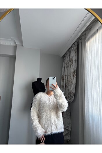 LADY GLANCE Beyaz Tüylü Düğmeli Hırka