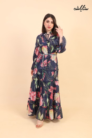 Stylish A very soft dress in navy blue with a floral pattern, decorated with buttons and lace on the sleeves for added softness.