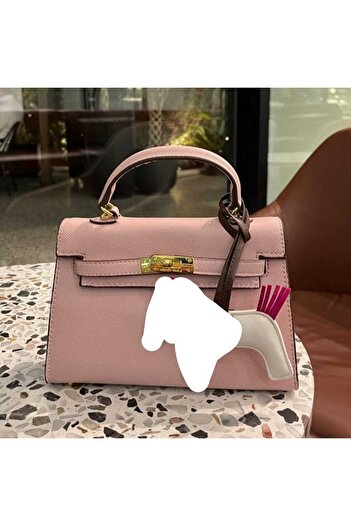 GUEE Shoulder bag, an exact copy of the famous brand. It comes with a box, a bag, and a warranty card with the same brand name.