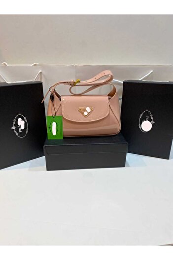 CHA Shoulder bag, an exact copy of the famous brand. It comes with a box, a bag, and a warranty card with the same brand name.