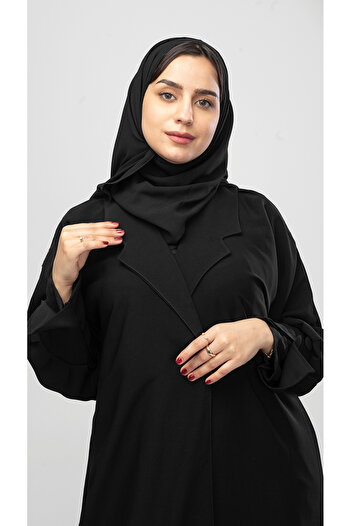 outline Black abaya with distinctive sleeves lined with tulle