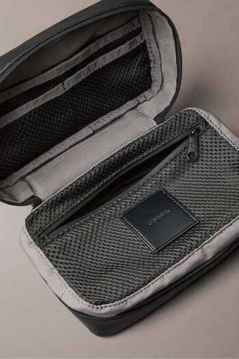 Calvin Klein Чоловіча сумка для подорожей з підвісним гачком та логотипом - чорна