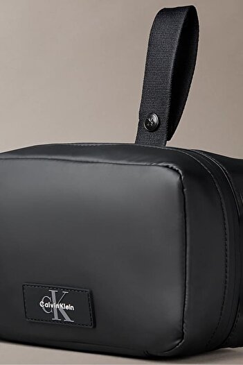 Calvin Klein Erkek Asma Kancalı Amblemli Seyahat Tipi El Çantası - Siyah