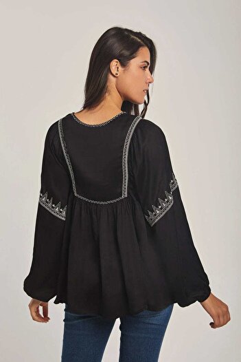 DALYDRESS Embroidered Long-Sleeve Top