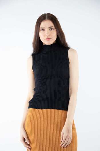 Nichii Ribbed Crew-Neck Top