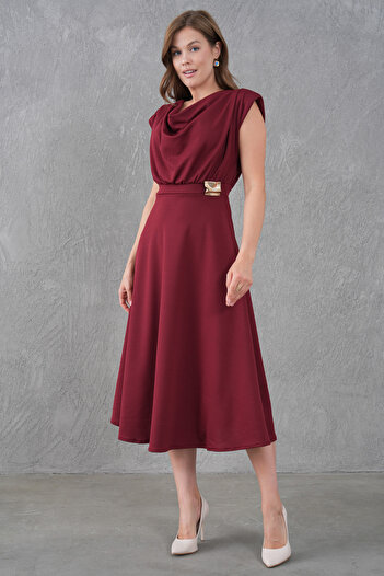 WOMAN VISION Kadın Bordo Krep Kumaş Degaje Yaka Vatka ve Gold Aksesuar Detaylı Kloş Kesim Midi Elbise 77129