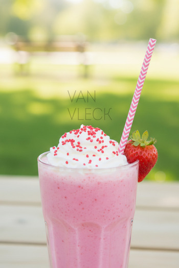 VAN VLECK 100-Piece Zigzag Patterned Pink Paper Straws – Eco-Friendly, Disposable, Durable