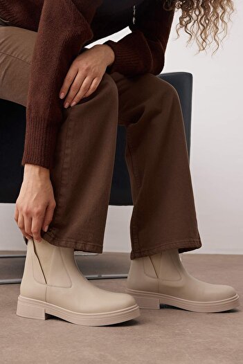 TRENDYOL SHOES Γυναικείες μπότες Chealsea με λεπτομέρειες από λάστιχο σε μπεζ χρώμα TAKAW26BO00054