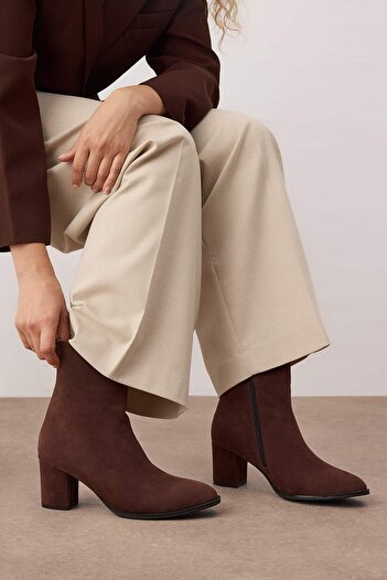 TRENDYOL SHOES Γυναικείες μπότες με τακούνι σε καφέ σουέντ αμύγδαλο 
 ΤΑΚΑ26BO00065