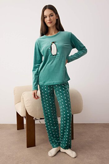 Trendyol Collection Pyjama-Set aus gestricktem Samt mit grünem Schneeflockenmuster und Pinguin-Stickerei THMAW26PT00194