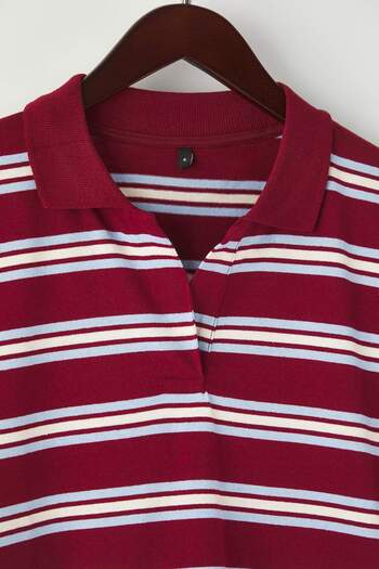 Trendyol Collection Bordowa koszulka polo z oversize'owym krojem i prążkowanym dekoltem TWOAW26TS00020