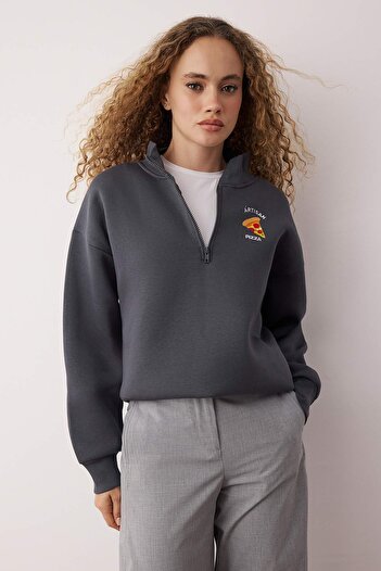 Trendyol Collection Anthracite Thick Fleece Inside Zippered Stand Collar Pizza Printed Knitted Sweatshirt Twoaw26Sw00182