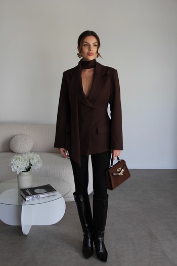 Julidress Μπουφάν με διπλό στήθος με λεπτομέρεια σαλιάρας και επένδυση σε καφέ χρώμα