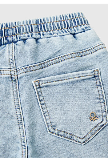 United Colors of Benetton Erkek Çocuk Açık Mavi Arka Cebi Logolu Lastik Paça Ağartılmış Denim Pantolon