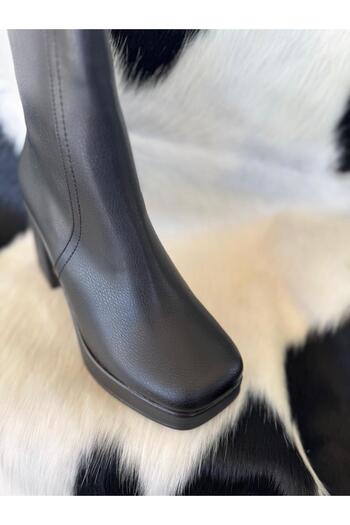 Blacktavern Short Boot Style with Platform Sole