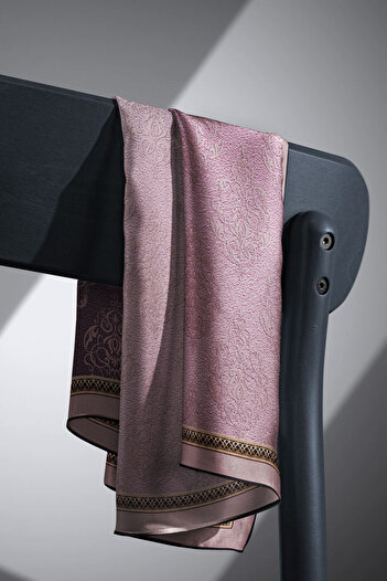 Vissona %100 Twill Barok Desenli Pudra Renkli 90x90 Eşarp Dikim Şekli: El Dikişi