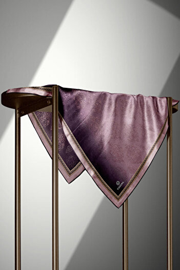 Vissona %100 Twill Barok Desenli Pudra Renkli 90x90 Eşarp Dikim Şekli: El Dikişi
