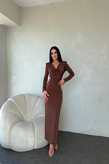 kamacibutik DEGAJE YAKA BEL BROŞLU ELBİSE