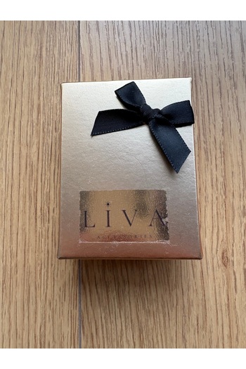 Liva Accessories Single White Flower Bracelet - Non-Tarnishing Gold Color, Anti-Allergic