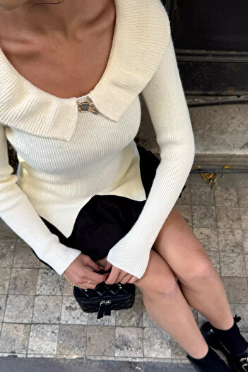 julude Cream Front Brooched Waist Slit Knitwear Blouse (Available in S, M, L)