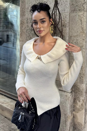 julude Cream Front Brooched Waist Slit Knitwear Blouse (Available in S, M, L)
