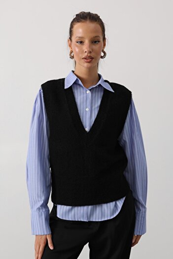 VAGGON Women's Blue V-Neck Knitwear Sweater and Striped Shirt Set Vs01137