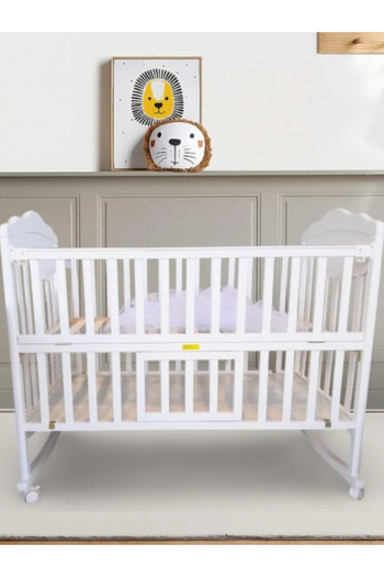 DEC34 Modern baby bed with a safe and gentle design