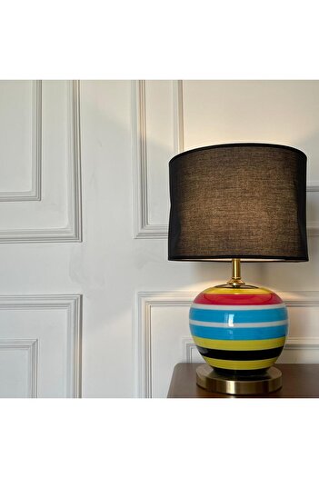 Shihon Shehon table lamp with a stylish and modern design