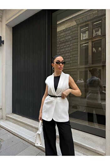 buqre's moda Elegant Oversize Vest with Gold Buckle Belt
