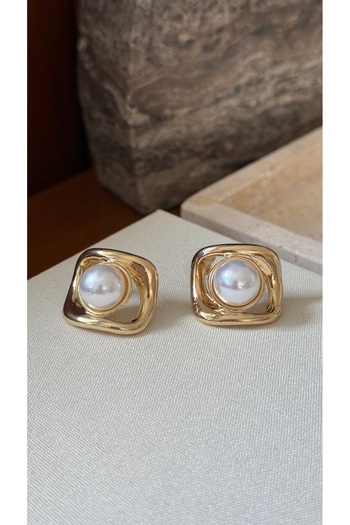 Muse Sister Pearl Detailed Alexa Earrings