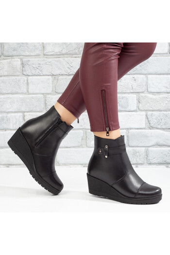 BMoD Women's black genuine leather boots with a platform MOD10654