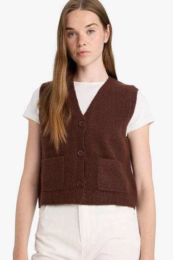 DeFacto Regular Fit V-Neck Pocketed Buttoned Knit Vest (25 Wn)
