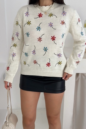 FEMELLE White Color Flower Embroidery Embroidered Standard Size Knitwear Sweater