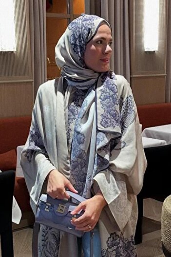 carell Elif Topdağ's Choice Floral Monogram Floş Shawl Latte