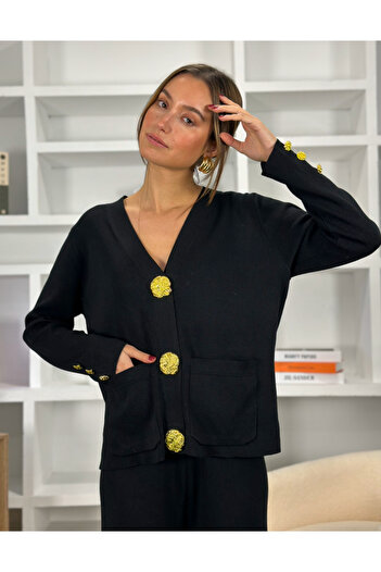 styleFlex Elegant suit with decorative gold buttons