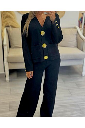 styleFlex Elegant suit with decorative gold buttons